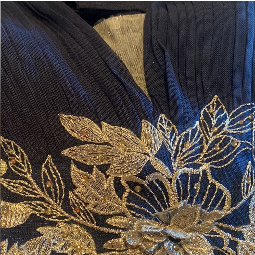 NWT Betsy & Adam Casey Long Chiffon V-Neck Floral Applique Bodice Gown Navy/... - Picture 4 of 5